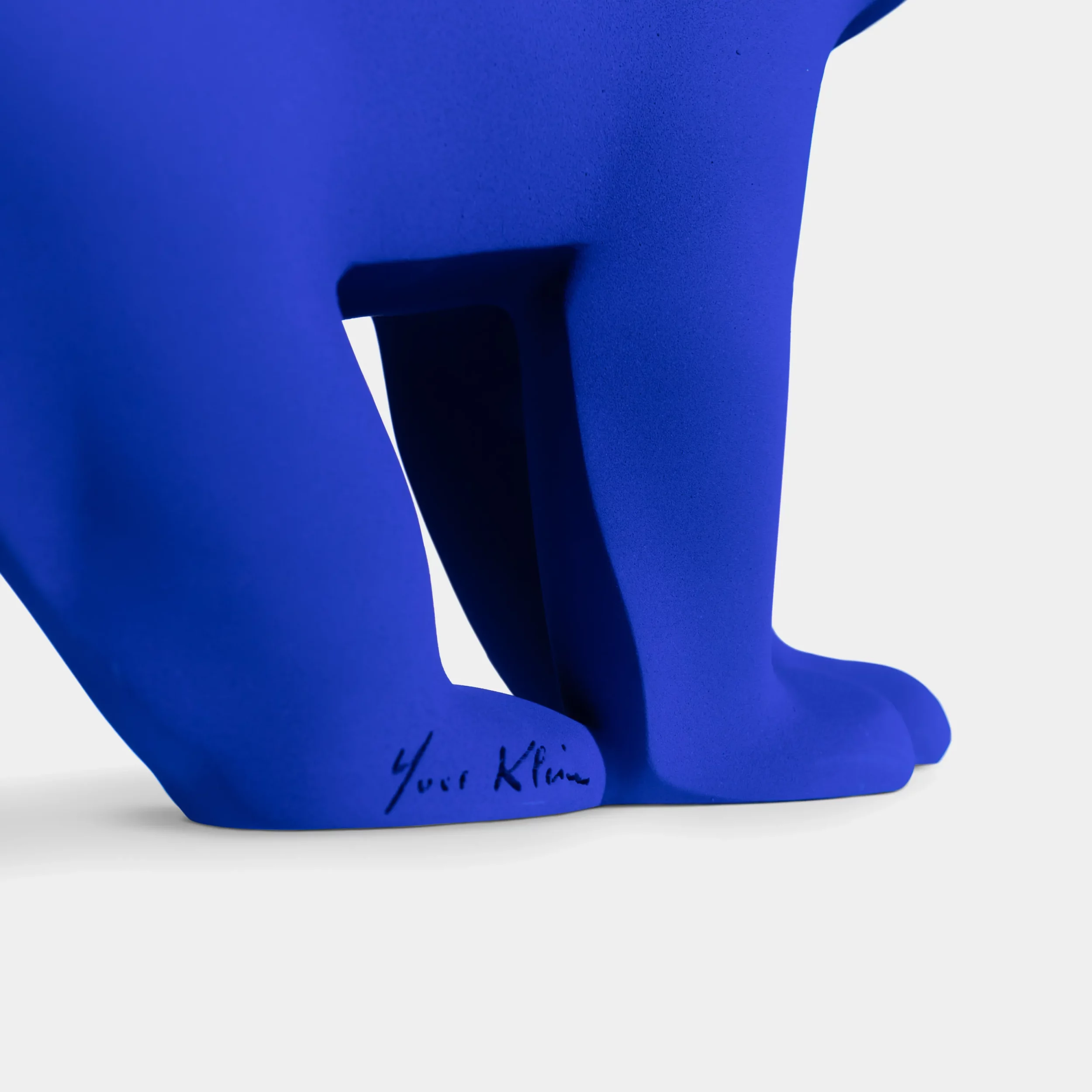 L'ours Pompon édition Yves Klein patte arrière avec signature Yves Klein