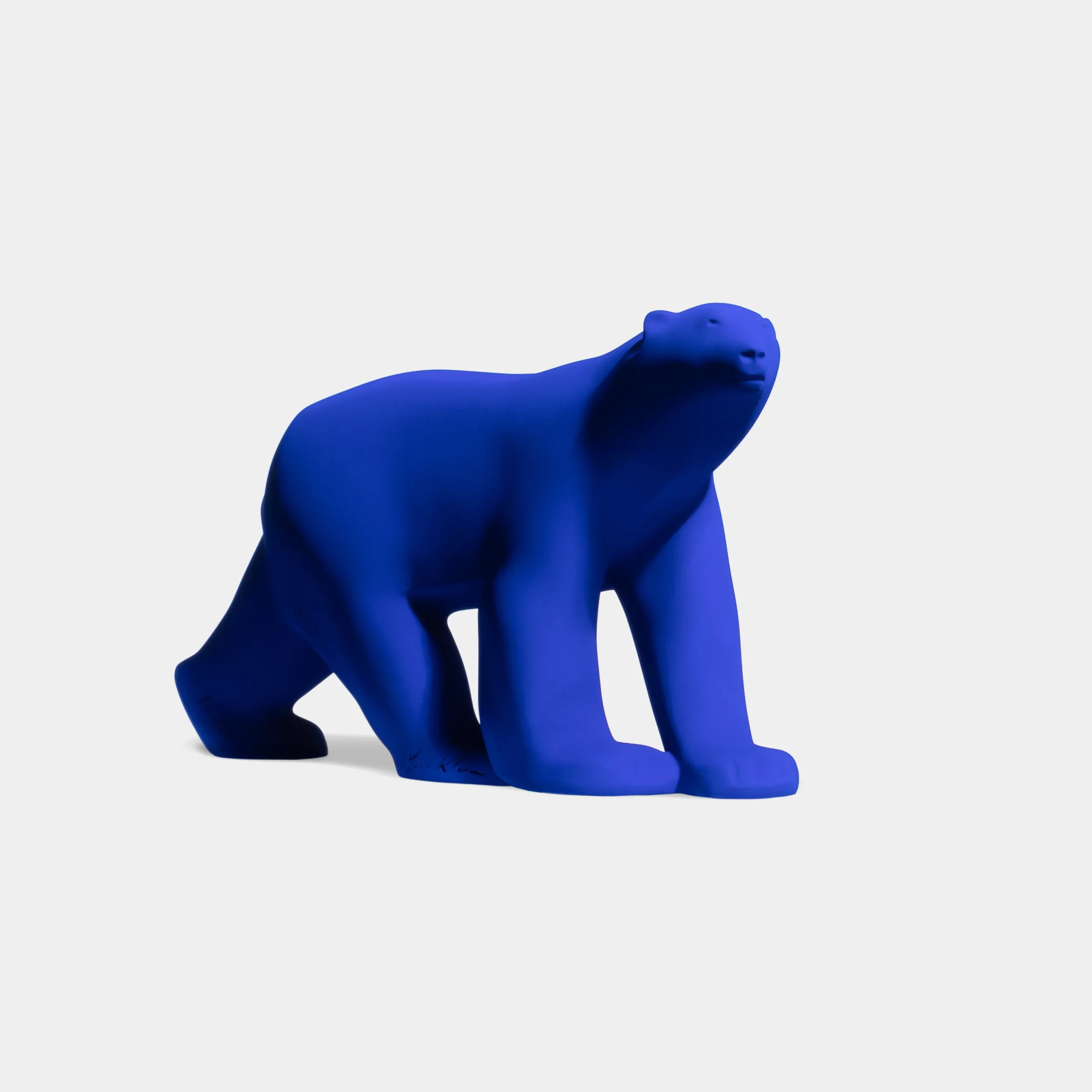 L'ours Pompon édition Yves Klein vue de trois quart face