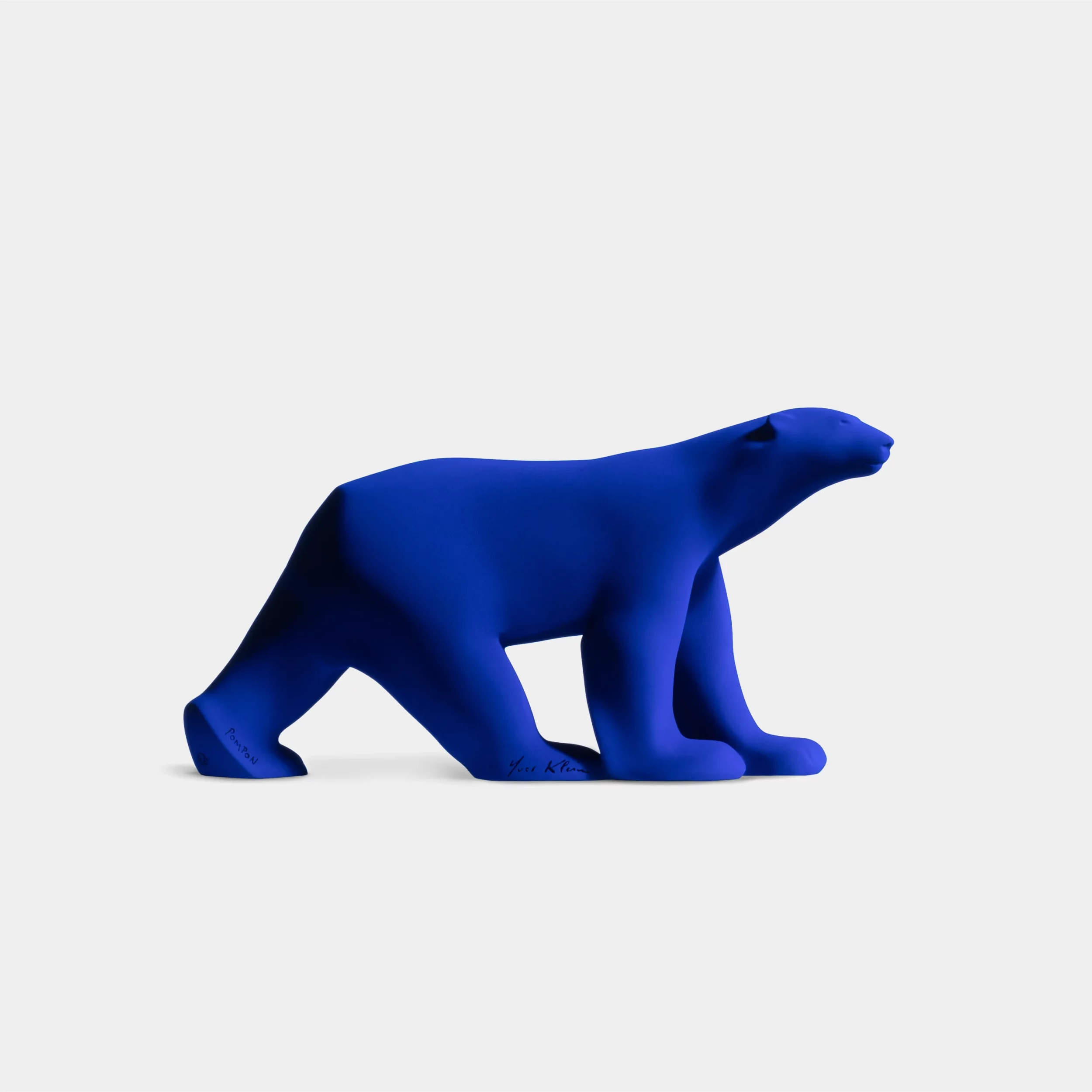 L'ours Pompon édition Yves Klein vue de profil