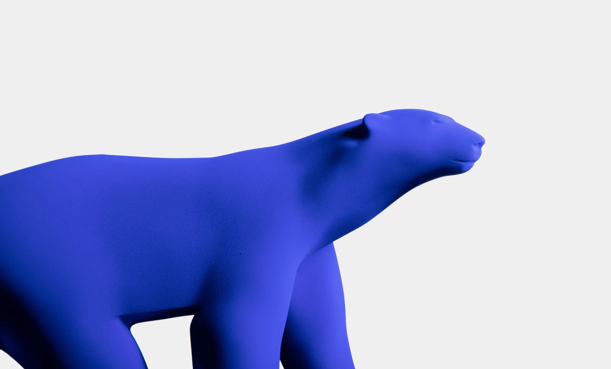 L'ours Pompon édition Yves Klein vue de profil